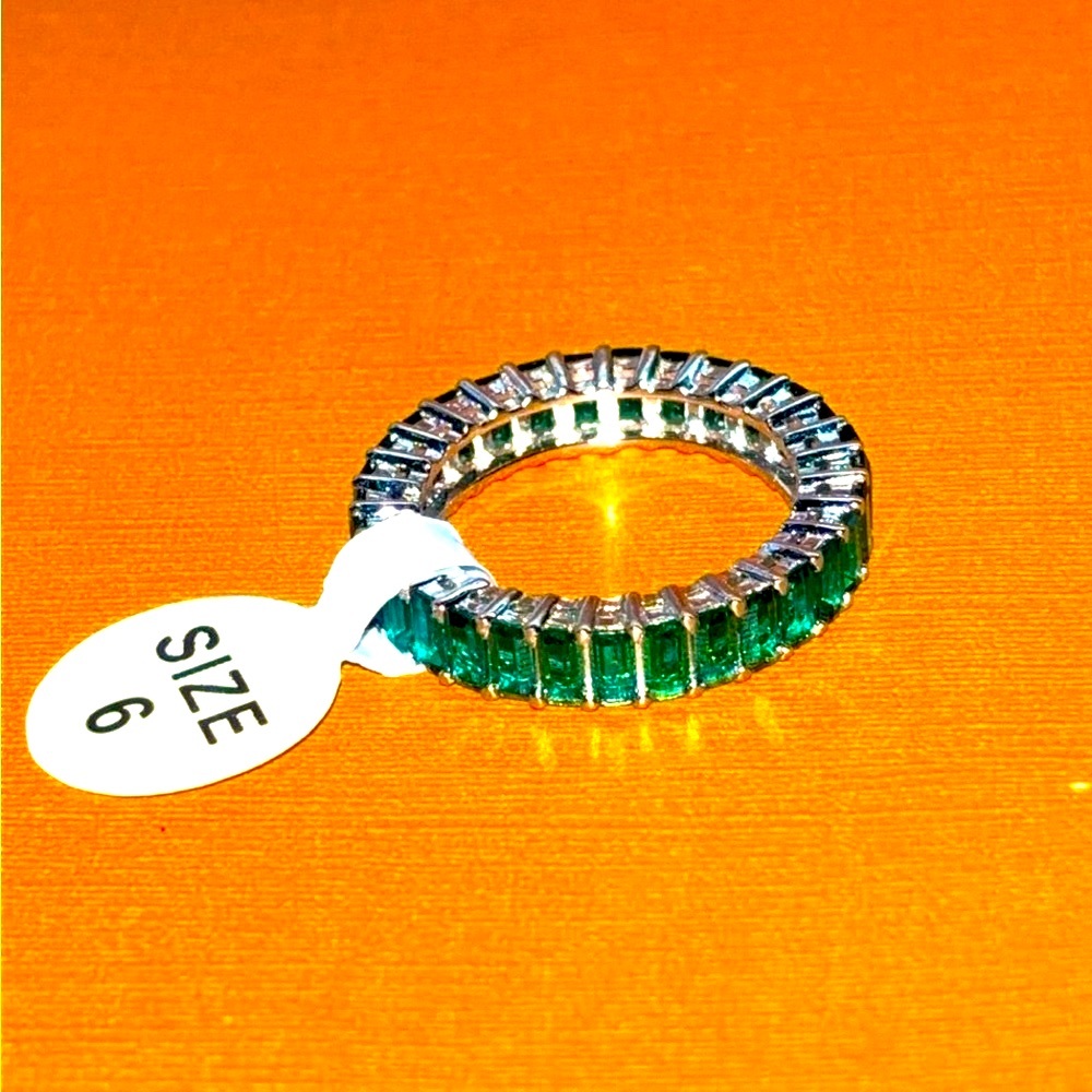Elegant 925 Sterling Silver Emerald with baguettes Crystal Ring! Made in Italy